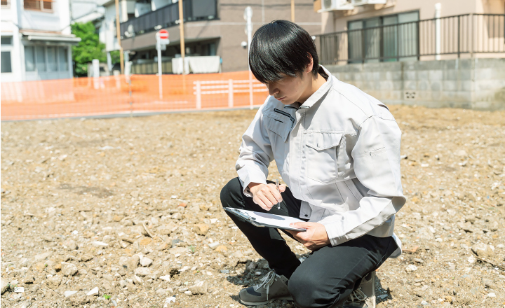 土地を調べる調査員