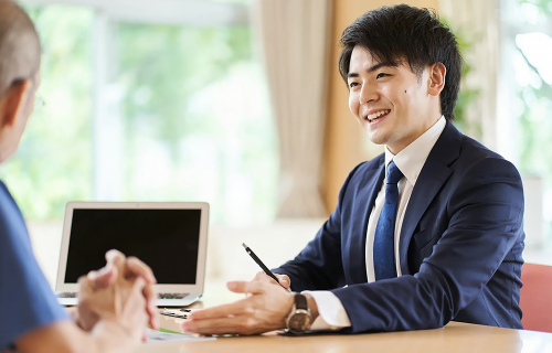 オーナーと会話する社員