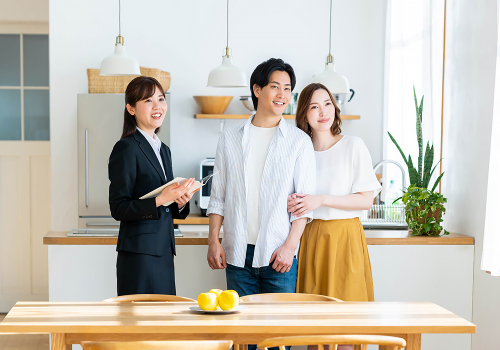スタッフから家の説明を受ける夫婦