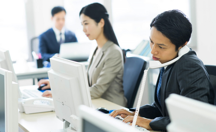 電話対応をする社員